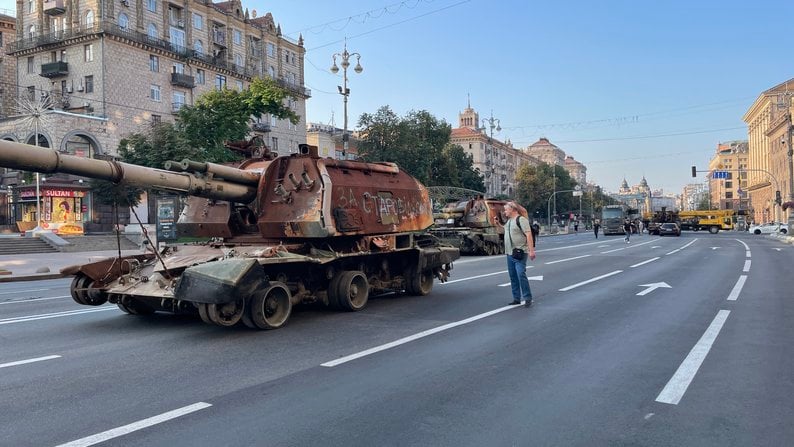 Carri armati arrugginiti e resti di missili: l'equipaggiamento militare russo è stato portato a Khreschatyk nel Giorno dell'Indipendenza