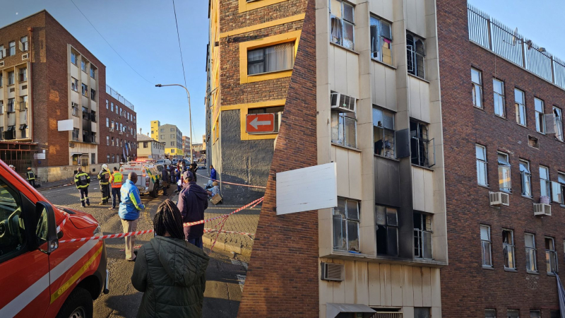 Decine di morti e persone intrappolate: è scoppiato l'incendio al centro nella più grande città del Sud Africa