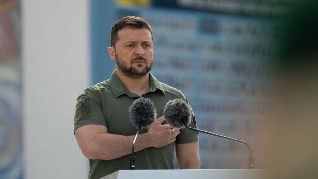 Zelenskyj si è congratulato con gli ucraini per il Giorno della bandiera, ha innalzato uno striscione speciale su Kiev