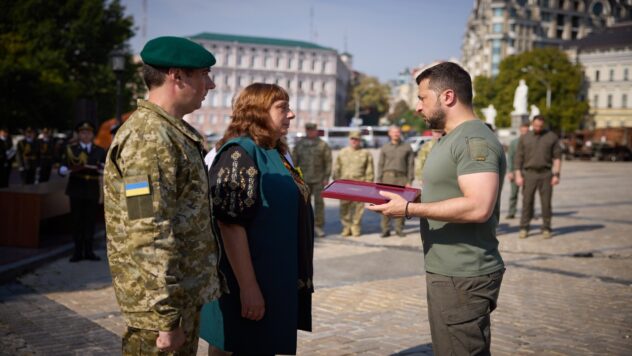 Il silenzio è più forte delle parole: Zelenskyj ha onorato la memoria dei difensori dell'Ucraina