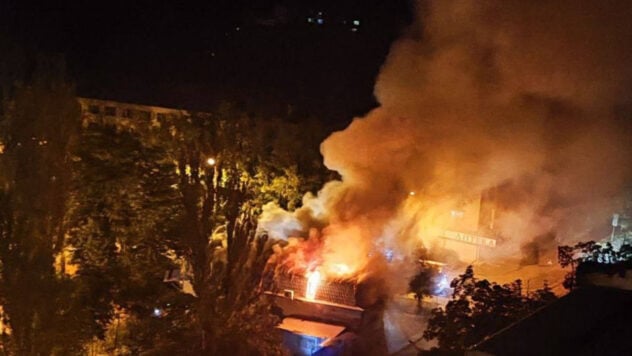Un negozio ha preso fuoco: si sono udite esplosioni nel centro di Donetsk nel cuore della notte 