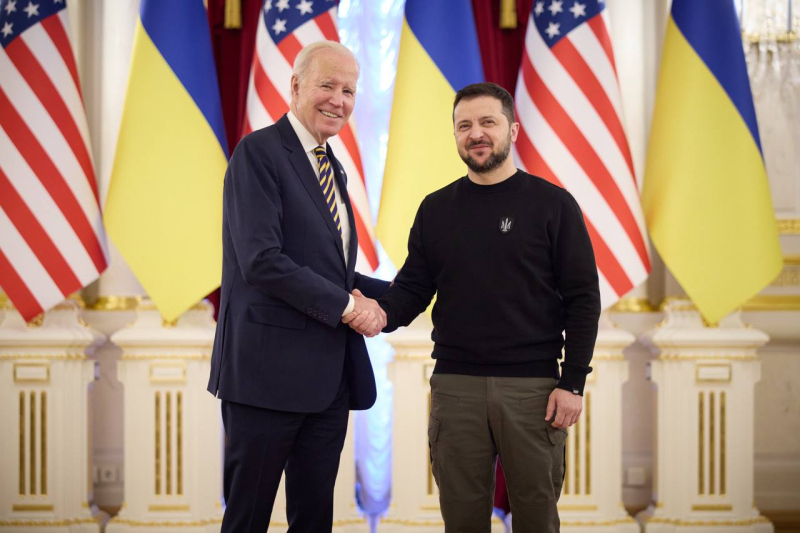 Biden e Zelensky discutono delle consegne accelerate di F-16 all'Ucraina, alla Casa Bianca