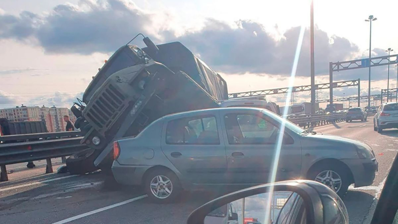 A San Pietroburgo, un camion della La Guardia Nazionale ha schiacciato un'auto sotto: ci sono occupanti morti