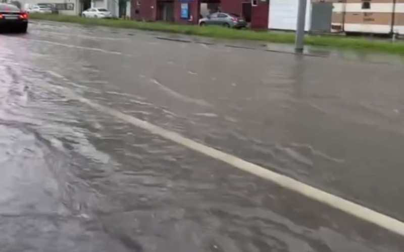 Scatti apocalittici: Mosca e la regione di Mosca sono coperte di grandine e piovono a dirotto (video)