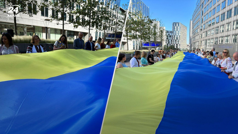 Simbolo della libertà dappertutto al mondo: una bandiera dell'Ucraina alta 30 metri è stata spiegata vicino al Parlamento europeo