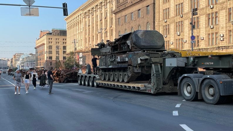 Carri armati arrugginiti e resti di missili: l'equipaggiamento militare russo è stato portato a Khreshchatyk nel Giorno dell'Indipendenza