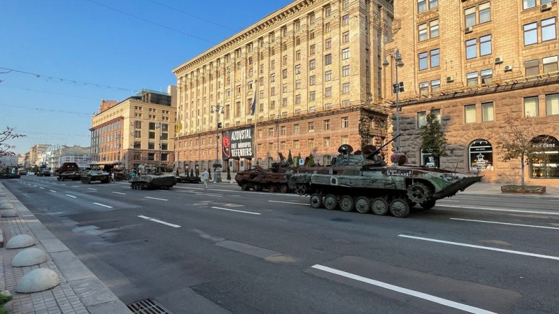 Carri armati arrugginiti e resti di missili: l'equipaggiamento militare russo è stato portato a Khreshchatyk nel Giorno dell'Indipendenza