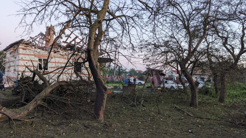19 case sono state danneggiate in due villaggi della regione di Lviv a causa di colpi di razzi, il numero di le vittime sono aumentate