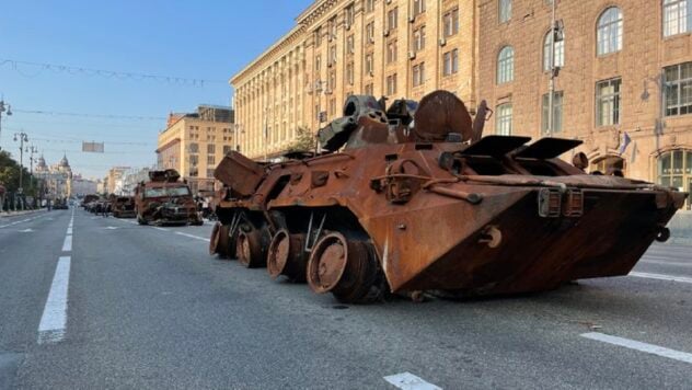 Carri armati arrugginiti e resti di missili: l'equipaggiamento militare russo è stato portato a Khreshchatyk nel Giorno dell'Indipendenza