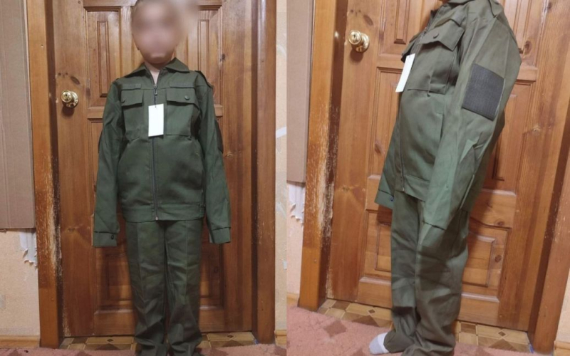 Agli alunni della prima elementare in Russia è stata data una strana uniforme entro il 1° settembre: foto