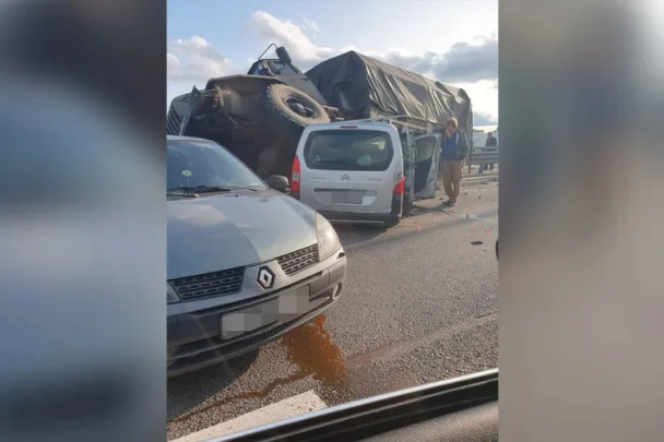 I russi si autodistruggono: vicino a San Pietroburgo c'è stato un incidente mortale che ha coinvolto un camion della Guardia Nazionale (foto)