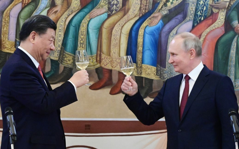 Cooperazione La Russia con la Cina: come gli Stati Uniti possono interferire: secondo gli esperti, non esiste alcuna leva per convincere Mosca a non avvicinarsi alla Cina. Pertanto, gli Stati Uniti perseguono la loro politica di opposizione all'alleanza tra Federazione Russa e Cina attraverso i negoziati con Pechino.</p>
<p>Lo ha detto in un'intervista esclusiva a <strong>TSN.ua</strong> ha detto all'esperto americano Alexander Kraev.</p>
<p> cosa consiglia Ramaswami (candidato alle primarie presidenziali del Partito Repubblicano nel 2024, – <strong>TSN.ua</strong>): daremo parte dei territori dell'Ucraina. E che la Russia dica “oh, okay, hai fatto delle concessioni: non costruiremo relazioni con la Cina”, è ridicolo. Questo è un approccio molto infantile alla politica estera”, ha affermato.</p>
<p>L'esperto ha sottolineato che la Russia e la Cina possono tendere al riavvicinamento, ma ora Mosca ha maggiormente bisogno di un'alleanza del genere. Ecco perché, secondo lui, gli americani collaborano più attivamente con Pechino, ponendo la condizione: se la Cina non aiuta i russi con le armi a livello statale ufficiale, se riduce il suo sostegno a ciò che fanno i russi, gli Stati Uniti Gli stati continuano a commerciare con la Cina, altrimenti inizia una campagna di sanzioni, come contro l'Iran o la Federazione Russa.</p>
<p>“I cinesi mantengono chiaramente questo equilibrio. Le armi cinesi che sono entrate in Russia (e gli stessi americani confermano che sono arrivate lì) sono arrivate da società private cinesi. Anche se personalmente trovo divertente sentire parlare di società private comuniste… Vediamo che gli americani reagiscono molto chiaramente a questo: enormi pacchetti di sanzioni sono stati imposti contro ciascuna di queste società, ” ha sottolineato Alexander Kraev.</p>
<p>L'esperto ha osservato che con una simile strategia gli Stati Uniti riescono a mantenere la Cina neutrale e a dissuadere la Russia dall'aiutare.</p>
<p>“Cosa ha chiesto la Russia alla Cina lo scorso marzo? Hanno chiesto droni a livello operativo-tattico, sistemi balistici “I missili, hanno chiesto che i carri armati fossero vecchi e dismessi, hanno chiesto milioni di munizioni. Poiché l'Esercito di liberazione nazionale cinese è ora in fase di ammodernamento, molte attrezzature vengono cancellate di conseguenza. E i russi hanno chiesto tutto questo equipaggiamento. Cosa ha dato la Cina loro? Hanno consegnato uniformi invernali attraverso la RPDC – 150mila pezzi. Non è stata la Cina, ma un'azienda privata a consegnare 15 “tigri” per Ramzan Kadyrov. Cioè, sembra che finora la politica americana stia funzionando,” Alexander Kraev ha riassunto.</p>
<p><strong>♥ Sul canale YouTube di TSN, puoi guardare questo video “Il giovane Trump” vuole dare parte dell'Ucraina a Putin! | Kraev”</strong></p >
<p>Ricordiamo che gli Stati Uniti intendono estendere l'accordo di cooperazione scientifica e tecnologica con la Cina per i prossimi sei mesi.</p>
<h4>Argomenti correlati:</h4>
<p>Altre notizie</p>
<!-- AddThis Advanced Settings above via filter on the_content --><!-- AddThis Advanced Settings below via filter on the_content --><!-- AddThis Advanced Settings generic via filter on the_content --><!-- AddThis Related Posts below via filter on the_content --><div class=