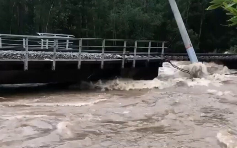 In Buriazia, una diga si è rotta e la ferrovia è andata sott'acqua (video)