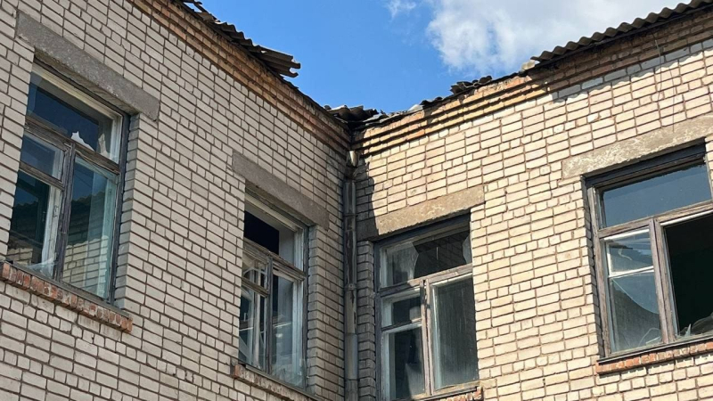 Tre feriti, case danneggiate: la Federazione Russa ha bombardato Nikopol con MLRS e artiglieria