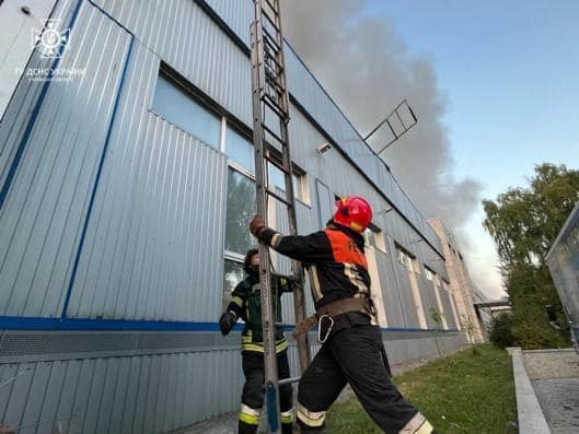 A Vishneve, detriti di razzi sono caduti su un edificio aziendale: ci sono feriti