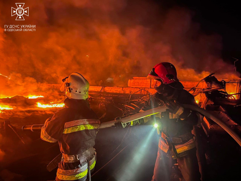 Lotta antincendio, rimozione delle macerie, eliminazione delle conseguenze degli attacchi: come i soccorritori ucraini rischiano la propria vita salvando quella degli altri