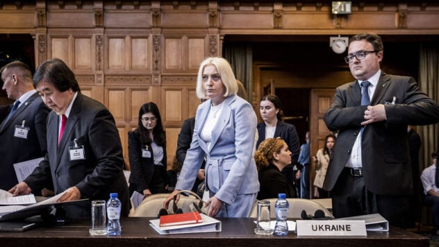 La squadra ucraina all'Aia ha detto che la considererebbe una vittoria nella rivendicazione contro la Russia per il “genocidio”” /></p>
<p>Nella denuncia dell'Ucraina alla Corte internazionale di giustizia in merito alle false accuse di genocidio della Russia nel Donbass, una vittoria per Kiev sarà il riconoscimento da parte della Corte della violazione del diritto internazionale da parte del Cremlino e il riconoscimento della guerra come infondato.</p>
<p>Di questo <strong>Oksana Zolotareva</strong>, direttore del dipartimento di diritto internazionale presso il Ministero degli Affari Esteri e co-agente dell'Ucraina, ha parlato in un'intervista alla Pravda europea.< /p> </p>
<p>Secondo lei, l'Ucraina spera di garantire non solo la colpa della Russia come Stato, ma anche la responsabilità individuale dei russi che hanno commesso i crimini. Tra questi individui c'è il capo del Cremlino, Vladimir Putin.</p>
<p>Ora guarda </p>
<p>Kiev ufficiale prevede anche di ritenere la Russia responsabile per la violazione del diritto internazionale, compiuta con azioni contro l'Ucraina.</p>
<blockquote>
<p>— Ci auguriamo che alla fine la Corte ritenga che la Russia ha violato il diritto internazionale, in particolare la Convenzione sulla prevenzione del genocidio, che questa guerra è infondata e viola tutte le norme e i principi del diritto internazionale, e ciò sarà sancito nella decisione della Corte. E inoltre, ovviamente, la Russia deve fornire garanzie di non ripetizione (dell’aggressione), la Russia deve ritirare le truppe e, ovviamente, pagare un risarcimento, — Zolotareva ha spiegato.</p>
</blockquote>
<p>Il direttore del dipartimento di diritto internazionale afferma che per preparare una presentazione contro la Russia era necessario prima capire come farlo.</p>
<p >— Dopotutto, anche se comprendiamo che la Russia, avendo iniziato questa guerra, ha violato tutte le possibili norme e principi del diritto internazionale, il ricorso alla Corte internazionale ha le sue regole. Quindi abbiamo iniziato a cercare come esattamente i russi, il loro presidente e gli altri leader spiegano quale fosse la ragione, il “fattore scatenante”; per iniziare questa guerra. E quando ci siamo resi conto che stavano giustificando l’attacco contro di noi con la necessità di fermare il presunto “genocidio”, è emersa una soluzione. Dopotutto, è la Convenzione sul genocidio che ci dà l’opportunità di cogliere e dimostrare in tribunale l’illegalità della violazione e della condotta di questa guerra da parte della Russia, — ha detto.</p>
<p>Zolotareva afferma che nella causa la parte ucraina dimostra che è impossibile usare l'inverosimile termine “genocidio” inviare truppe in Ucraina.</p>
<p>Tuttavia, afferma che, considerato il ritmo dei progressi compiuti nel caso nell'ultimo anno e mezzo, la squadra ucraina si aspetta di ricevere una decisione dalla Corte internazionale entro la fine del 2023.</p>
<blockquote><p>< p>— La Corte non esaminerà le prove in questa fase. Ora deve solo confermare di avere giurisdizione su questo caso, cioè di avere l'autorità per risolvere questa controversia tra Stati. Successivamente avremo la fase dello scambio di messaggi scritti con la Federazione Russa. Quindi — Anche le udienze di merito richiederanno tempo. E solo quando avremo una decisione nel merito — passiamo allora alla questione del pagamento dei risarcimenti, — Zolotareva ha spiegato.</p>
</blockquote>
<p>Secondo lei, queste fasi non possono avvenire immediatamente, soprattutto considerando che la parte russa avrà tempo per reagire. Pertanto, il co-agente dell'Ucraina ritiene che la squadra ucraina potrà partecipare alle udienze di merito nel 2025.</p>
<p>Si noti che stiamo parlando della rivendicazione dell'Ucraina, udienze sulle quali all'Internazionale Lunedì 18 settembre sono iniziati i lavori della Corte di giustizia dell'Aia. Questa volta l'udienza durerà fino al 27 settembre, dove verranno esaminate le argomentazioni legali relative alla giurisdizione.</p>
</p></p>
<!-- AddThis Advanced Settings above via filter on the_content --><!-- AddThis Advanced Settings below via filter on the_content --><!-- AddThis Advanced Settings generic via filter on the_content --><!-- AddThis Related Posts below via filter on the_content --><div class=