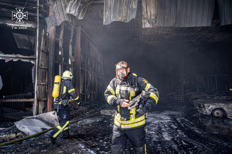 Lotta antincendio, rimozione delle macerie, eliminazione delle conseguenze degli attacchi: come i soccorritori ucraini rischiare la propria vita, salvando quella degli altri