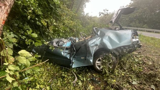 Due morti, ci sono feriti: un'auto si è schiantata contro un albero nella regione di Lviv