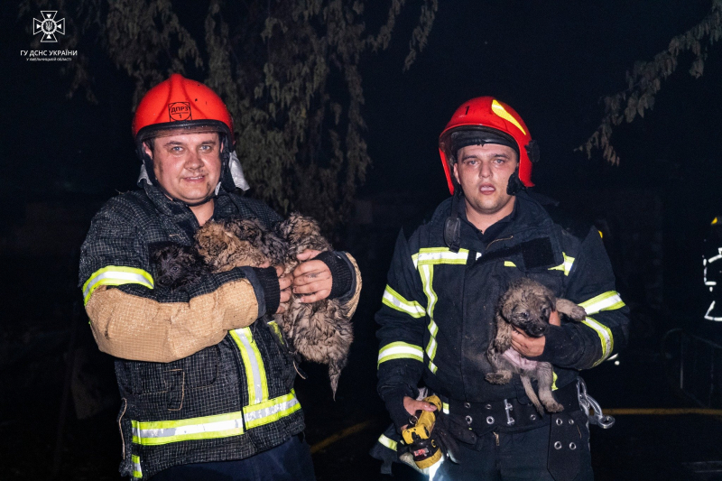 Lotta antincendio, rimozione delle macerie, eliminazione delle conseguenze degli attacchi: come i soccorritori ucraini rischiano la propria vita salvando quella degli altri