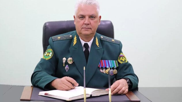 Il capo della “LPR” il territorio della cosiddetta LPR è stato minato & #8220;il capo della dogana” Yuriy Afanasyevskij.</p>
<p>Questo è riportato da Artem Lysohor, capo dell'OVA di Luhansk.</p>
<p>È indicato che Afanasyevskij è stato fatto saltare in aria in casa sua.</p>
<blockquote>
<p>— Nella Federazione Russa hanno deciso che avrebbero fatto a meno di lui. Un altro collaboratore non ha giustificato le speranze dei russi, — si legge nel rapporto.</p>
</blockquote>
<p>Lysogor ha ricordato che un anno fa, nei territori occupati, il procuratore Sergei Gorenko è stato rimosso in questo modo dal suo stesso ufficio. Nel mese di maggio è stato gravemente ferito il ministro dell'Interno Igor Kornet, che è finito in un parrucchiere durante l'orario di lavoro.</p>
<p>— E ora, quando la Russia ha garantito il sicuro svolgimento delle elezioni, la casa di Afanasevskij, insieme al suo proprietario, non ha potuto sopportarlo. Quest'ultimo, tuttavia, resiste ancora, — Lysogor ha aggiunto.</p>
<p>Secondo lui, la Russia è abituata a controllare da sola i flussi finanziari — senza intermediari. Questo è compreso nella stessa Federazione Russa, è noto in tutto il mondo, ma questo non raggiungerà mai i collaboratori.</p>
<p>In precedenza, i propagandisti russi e i media avevano riferito della morte vicino a Lugansk del comandante della 2a brigata separata della cosiddetta LPR Denis Ivanov con il nominativo Tashkent.< /p> </p>
</p></p>
<!-- AddThis Advanced Settings above via filter on the_content --><!-- AddThis Advanced Settings below via filter on the_content --><!-- AddThis Advanced Settings generic via filter on the_content --><!-- AddThis Related Posts below via filter on the_content --><div class=