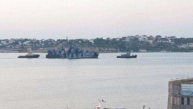 È apparsa una foto della nave russa Samum, che viene rimorchiata vicino alla baia di Sebastopoli