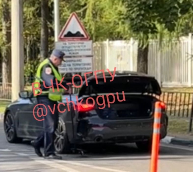 Un gruppo di guardie e macchine: una delegazione è arrivata vicino al Centro logistico centrale a Mosca per visitare il malato Kadyrov