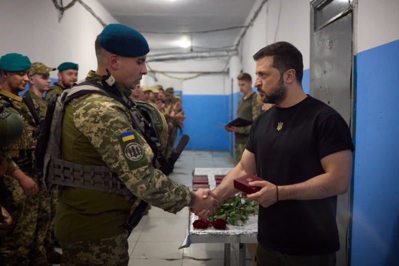 Zelenskyj ha visitato otto brigate da combattimento nella regione di Donetsk
