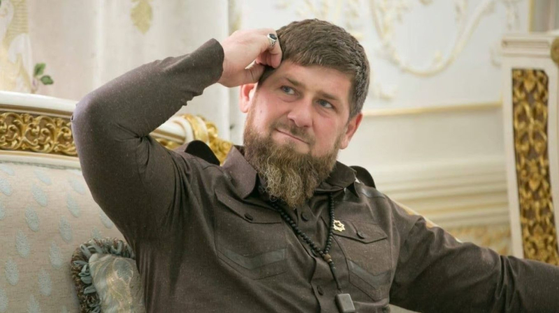 Sembra brutto e parla a malapena: apparso sul Nuovo video su Internet con Kadyrov