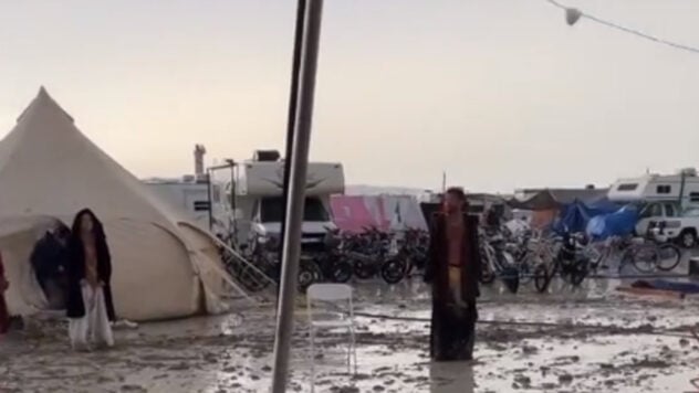 Migliaia di persone sono bloccate al Burning Man a causa della pioggia, si conosce un morto