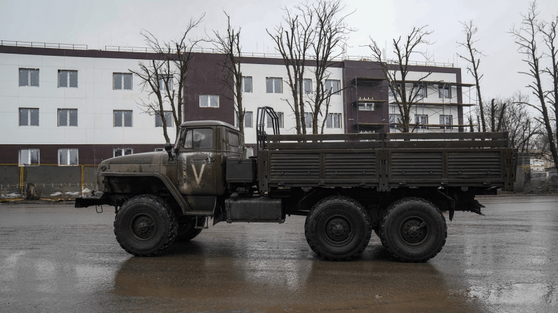 Gli invasori continuano a costruire fortificazioni vicino a Mariupol, mascherando l'equipaggiamento di Andryushchenko