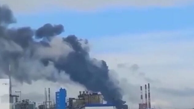 Fumo nero che si espande: un vasto incendio è scoppiato in uno stabilimento di lubrificanti nel Federazione Russa