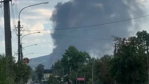 Fumo nero che fuoriesce: un'esplosione è avvenuta vicino a Ivano-Frankivsk