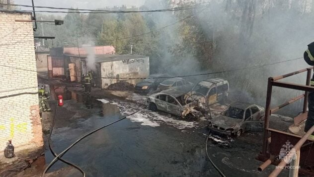 Grande incendio vicino a Mosca: auto e un garage vicino alla polizia stradale stanno bruciando