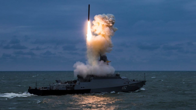 8 calibri pronti: la Federazione Russa ha lanciato un veicolo di lancio nel Mar Nero