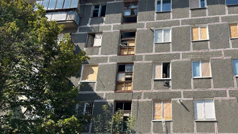 Tre feriti, case danneggiate: la Federazione Russa ha sparato contro Nikopol dal MLRS e dall'artiglieria
