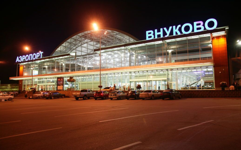 Gli aeroporti di Mosca stanno abolendo in massa i voli, i servizi stanno evacuando la stazione ferroviaria di Kievsky