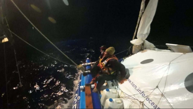 Squali hanno attaccato un catamarano con i russi nell'Oceano Pacifico: la nave è affondata (foto)
