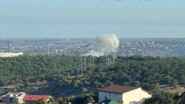 Ci sono altre esplosioni a Sebastopoli questa mattina: si sta alzando un denso fumo bianco