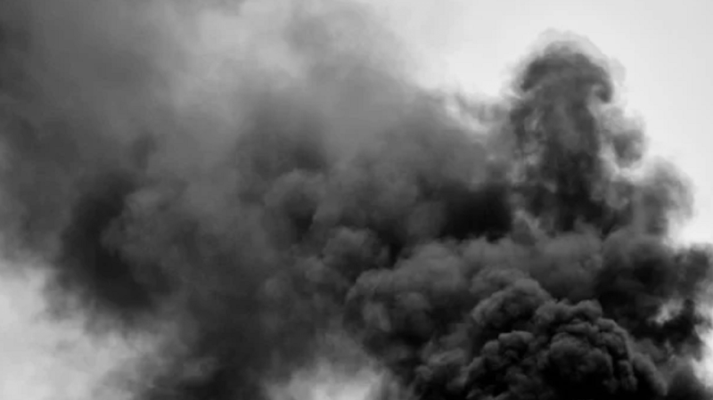 Fumo nero si sta riversando: 3 potenti esplosioni si sono verificate a Sebastopoli