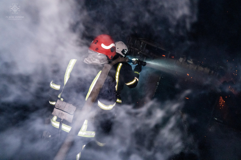 Lotta antincendio, rimozione delle macerie, eliminazione delle conseguenze degli attacchi: come i soccorritori ucraini rischiare la propria vita, salvando quella degli altri