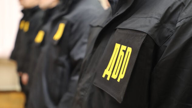 L'Ufficio investigativo statale ha denunciato spacciatori che vendevano vestiti e munizioni alle forze armate ucraine tramite Internet
