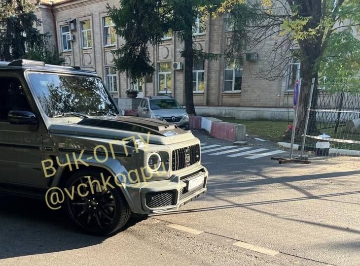 Un gruppo di guardie e macchine: una delegazione è arrivata vicino al Centro logistico centrale di Mosca per visitare il malato Kadyrov 