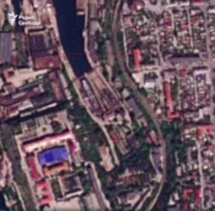 Immagini satellitari dell'attacco delle forze armate ucraine a un sottomarino e una nave russi sono state rilasciate a Sebastopoli
