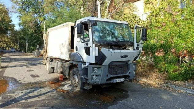 La Federazione Russa ha bombardato il centro di Cherson mentre i lavoratori dei servizi pubblici stavano pulendo lì