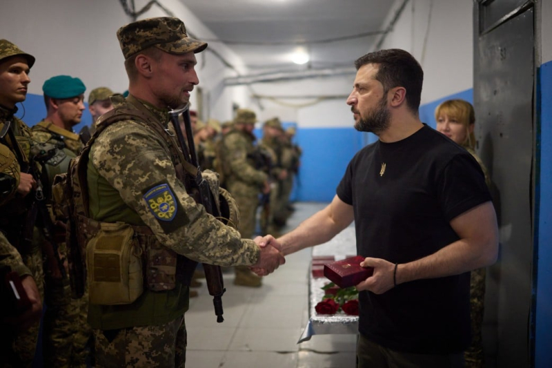 Zelenskyj ha visitato otto brigate da combattimento nella regione di Donetsk