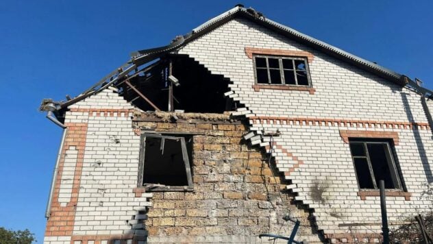 Tre feriti, case danneggiate: la Federazione Russa ha bombardato Nikopol con MLRS e artiglieria