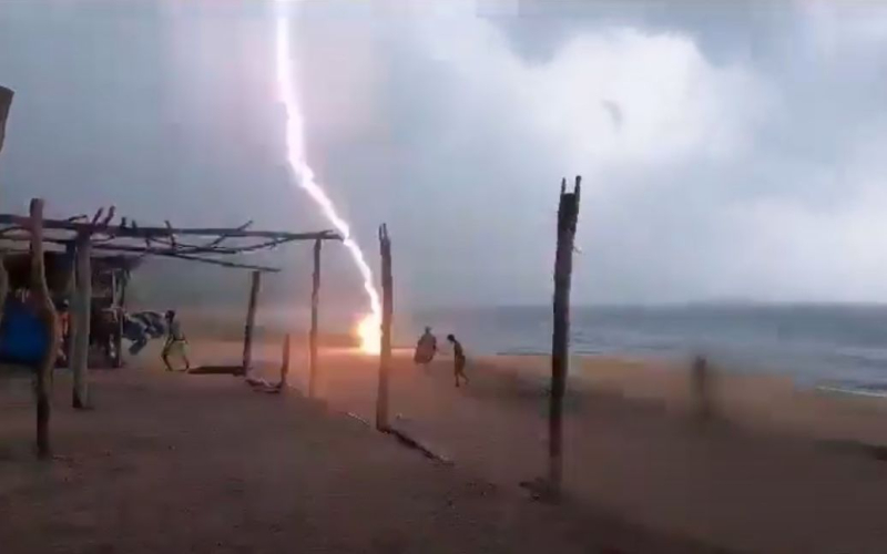 Un fulmine ha ucciso due persone sulla spiaggia: il terribile momento è stato ripreso in un video