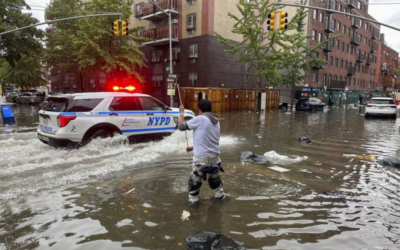 Nuovo York finisce sott'acqua: le autorità dichiarano lo stato di emergenza