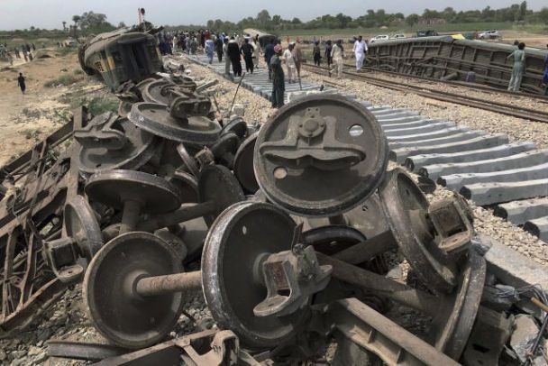 Un treno passeggeri ha speronato merci vagoni a causa di un errore dei ferrovieri - ci sono vittime (foto)